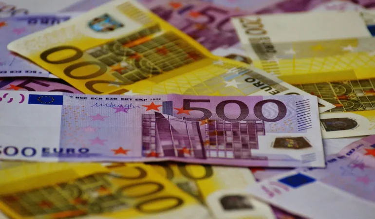 Çikolata Kutusundan 220 Bin Euro Çıktı